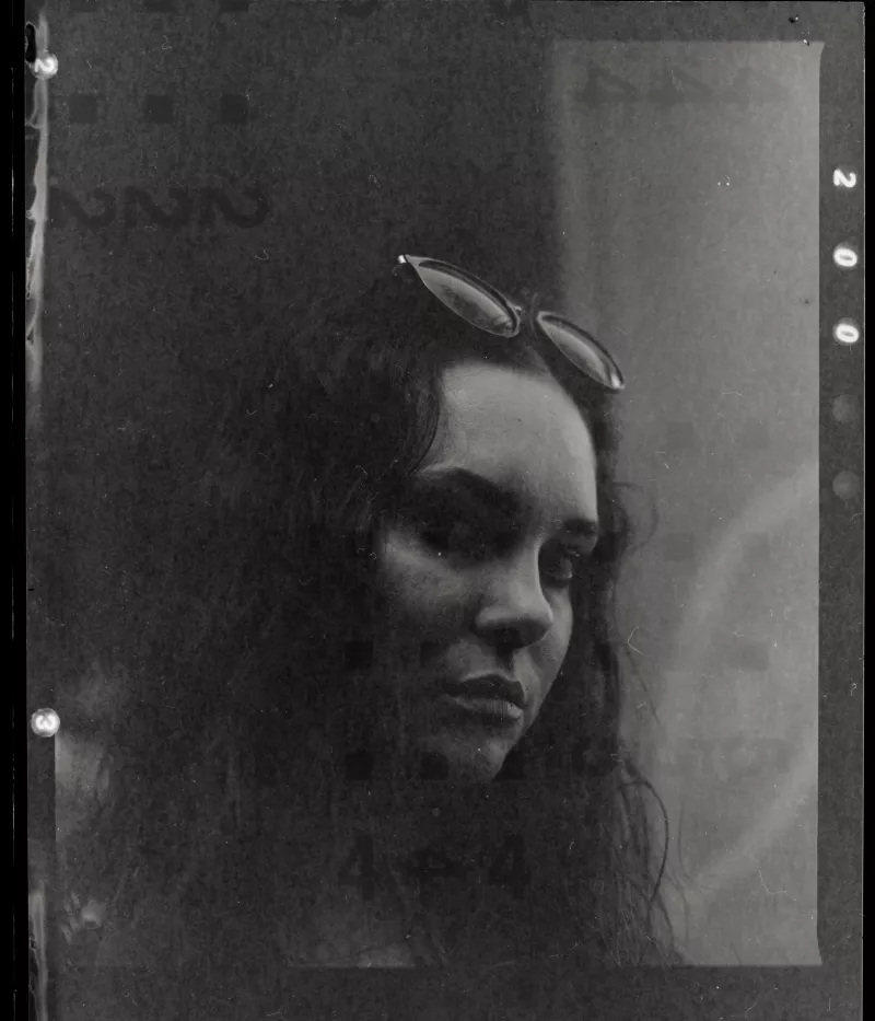 Schwarzweiß-Porträt eines Mädchens